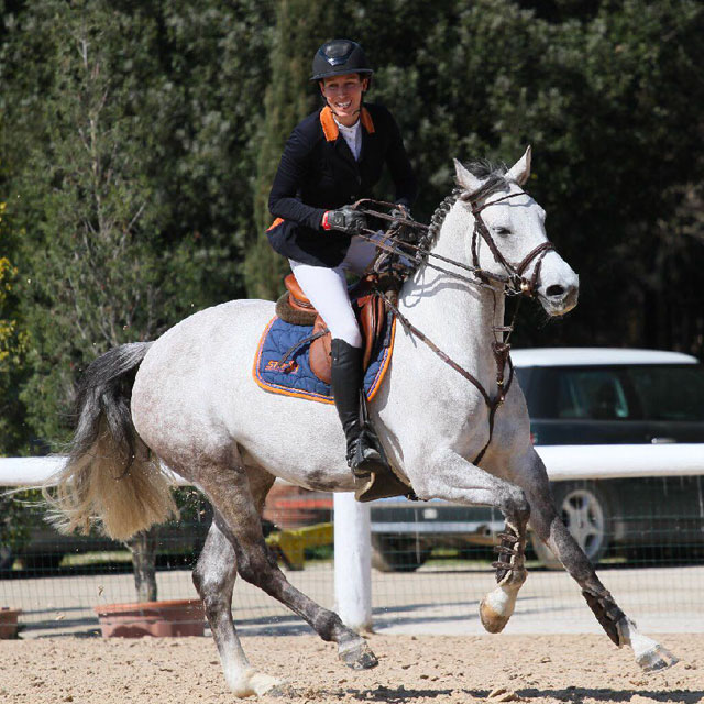 Lilly Matthes reitet auf dem Pferd